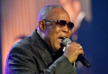 Bagian dari Duo Penyanyi Sam Moore Tutup Usia